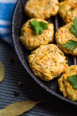 Pan ızgara kavrulmuş köfte