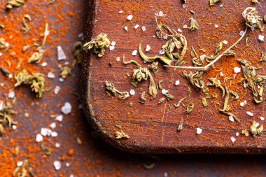 Tablo üzerinde ağaç biçicinin baharat