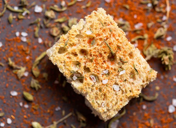 Crouton crocante com especiarias sobre mesa de madeira — Fotografia de Stock