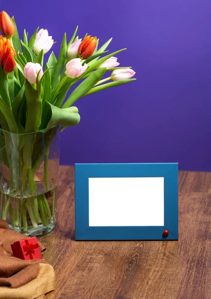 Verse tulip boeket van de bloemen in de vaas en foto frame bloem — Stockfoto