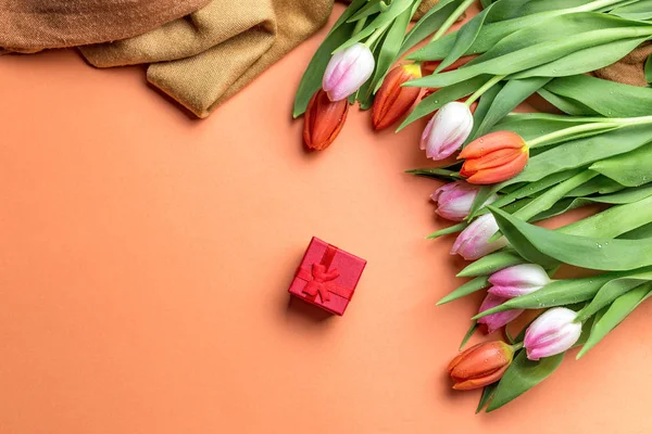 Verse roze tulpen op een tafel, bovenaanzicht — Stockfoto