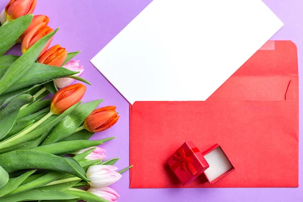 Brief en kleurrijke tulpen — Stockfoto