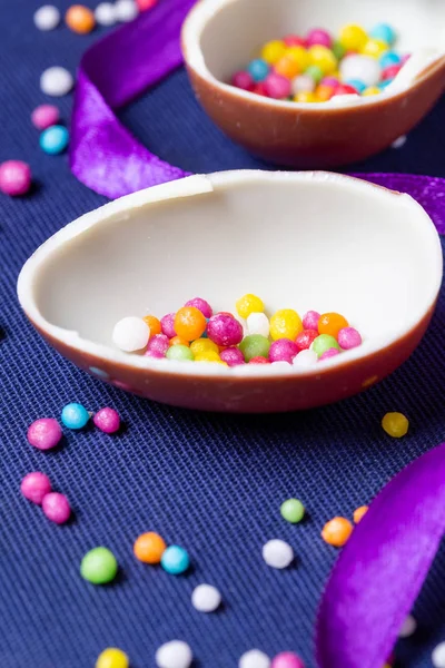Шоколадні яйця з цукровою конфітті — стокове фото