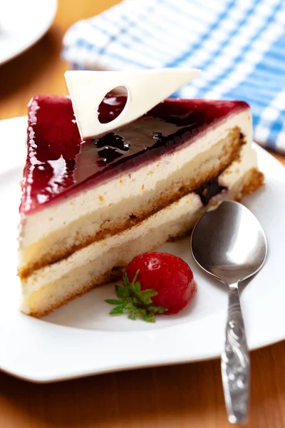 Pedaço de bolo de morango e chocolate — Fotografia de Stock