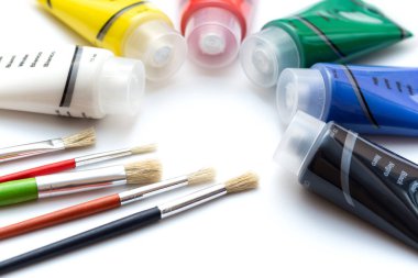 Akrilik renk tüpleri ve fırçalar