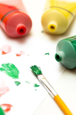 Fırça ile yeşil akrilik renk ve birçok akrilik renk tüp