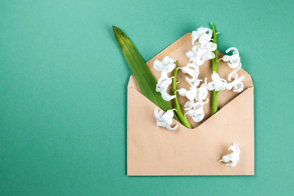 Witte hyacinten bloemen in envelop — Stockfoto