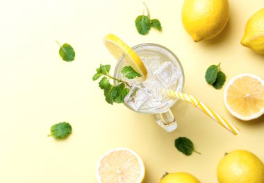 Limonata limon ve buz küpleri ile bir bardak