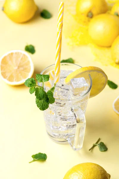 Mason jar sklenici limonády s citrony a kostky ledu — Stock fotografie