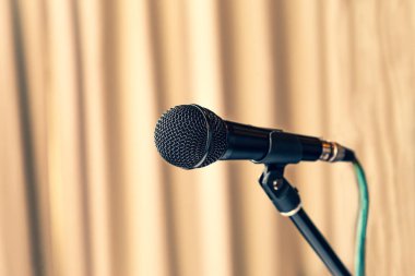 Sahnede mikrofonun yakın