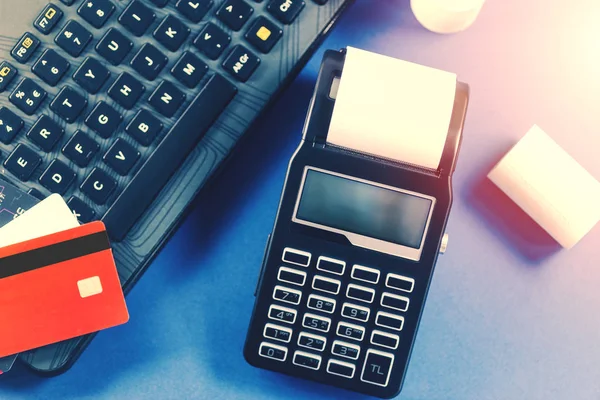 Caisse enregistreuse portable et carte de crédit au clavier — Photo