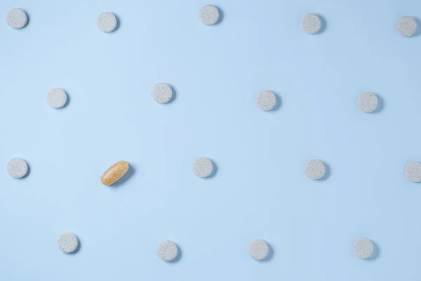 Patrón de pastillas sobre fondo azul pastel, vista superior — Foto de Stock