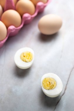 Mermer masada pişmiş yumurta