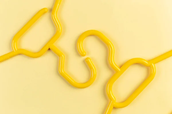 Creativa vista superior plana capa de perchas amarillas en el fondo amarillo — Foto de Stock