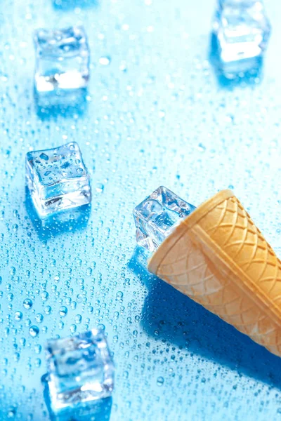 Zmrzlinový kužel a roztavené ledové kostky — Stock fotografie