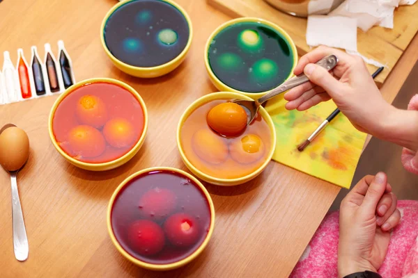 Person who painting easter eggs — Stock Photo, Image