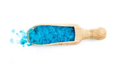 Ahşap kaşık üzerinde mavi banyo tuzu