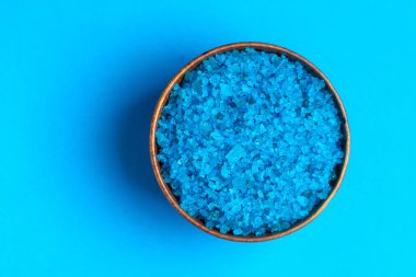 Mavi arka plan üzerinde mavi banyo tuzu