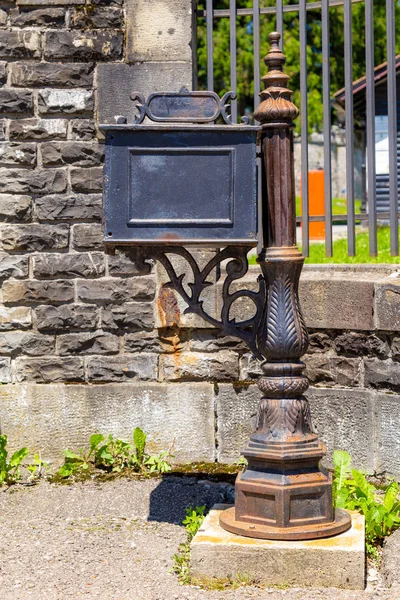 家の門の近くにある古い郵便受け — ストック写真