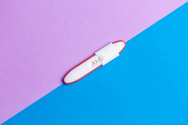 粉红色和蓝色背景的妊娠测试 — 图库照片