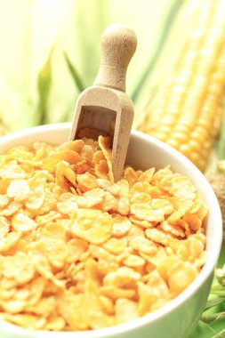 Arka planda Mısır gevreği ve Mısır koçanı ile ahşap kaşık