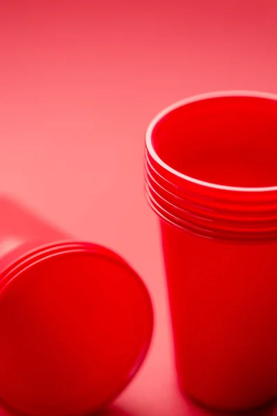 赤い背景に赤いプラスチック製のメガネ — ストック写真