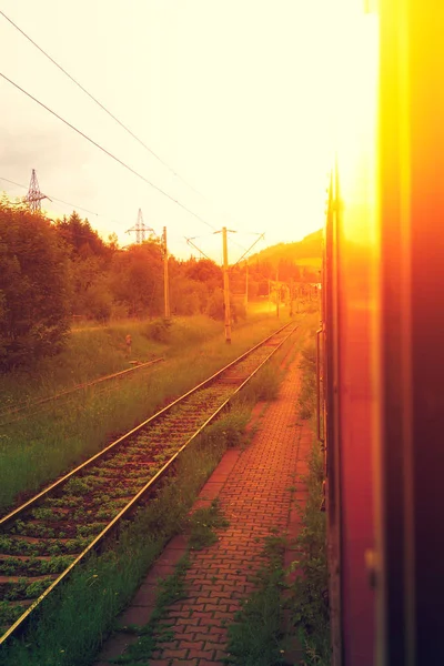 从前方的太阳下从移动列车的窗口观看 — 图库照片
