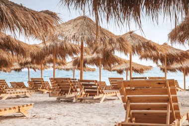 Sazlık şemsiye ve şezlonglu plaj