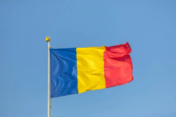 罗马尼亚国旗挥舞着面对干净的蓝天，特写 — 图库照片
