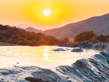 Bu yakınlarındaki Paclele Mari 'de güneşli bir günde çamurlu volkanlar patladı.