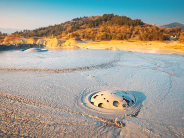 Romanya 'nın Buzau kenti yakınlarındaki Paclele Mari' de çamurlu volkanlar patladı