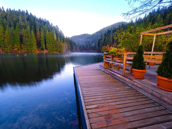 Manhã no pontão de Lacul Rosu ou Red Lake localizado em — Fotografia de Stock