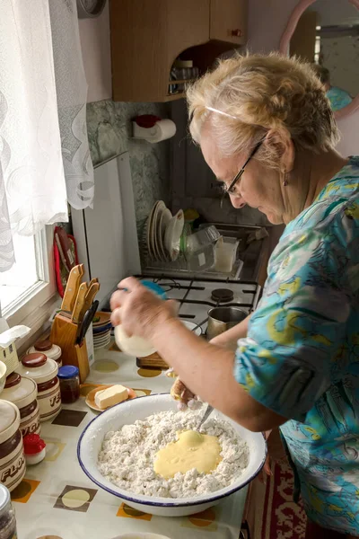 Starší Žena Připravuje Těsto Chleba Koláče — Stock fotografie