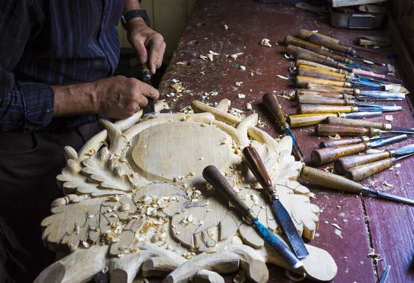 Uomo Anziano Che Una Scultura Legno — Foto Stock