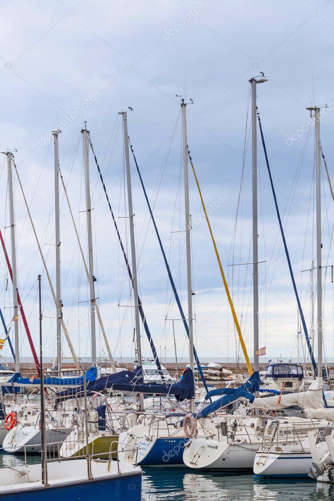 Barche a vela sono ormeggiati nel porto di Salou, Spagna, Costa Dorada. Passeggiata sul lungomare di Salou 13.06.2019. Vela
.