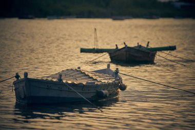 Gün batımında Valencia 'nın ünlü Albufera gölünde bulutlu bir gün, İspanya' nın önünde bir tekne ile.