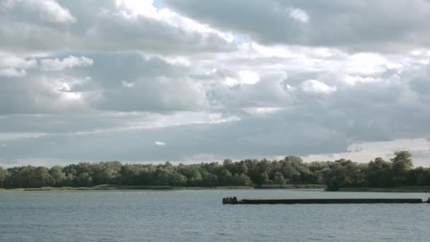 ドニエプル川のフェアウェイに沿って川のドライ貨物船帆 — ストック動画