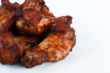 Kavrulmuş Tavuk kanatları beyaz zemin üzerine kapatın. Tavuk kanatları tatil partisi için pişirme.