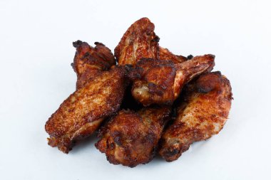 Kavrulmuş Tavuk kanatları beyaz zemin üzerine kapatın. Tavuk kanatları tatil partisi için pişirme.