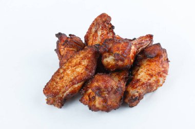 Kavrulmuş Tavuk kanatları beyaz zemin üzerine kapatın. Tavuk kanatları tatil partisi için pişirme.