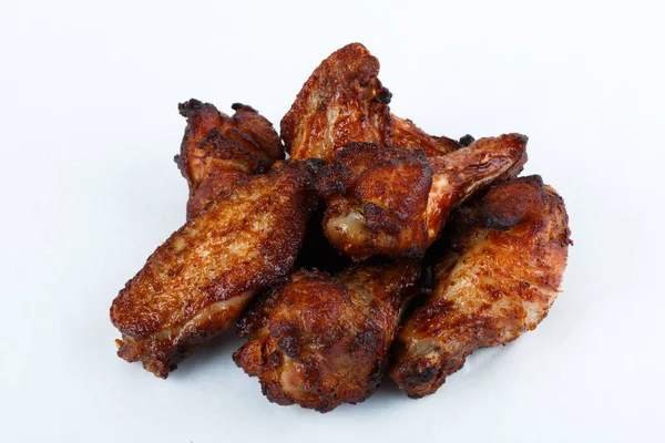Kavrulmuş Tavuk kanatları beyaz zemin üzerine kapatın. Tavuk kanatları tatil partisi için pişirme.