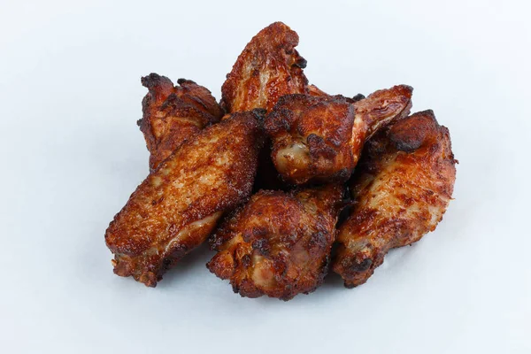 Close up gebratene Hühnerflügel auf weißem Hintergrund. Kochen chiken Flügel für Ferienparty. — Stockfoto