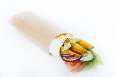 Beyaz bir arka plan üzerinde lezzetli shawarma