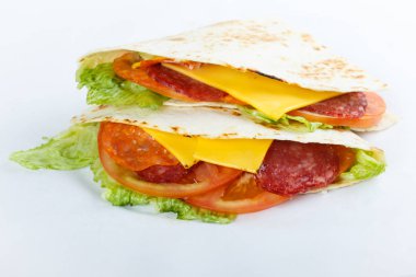 Beyaz bir arka plan üzerinde lezzetli shawarma