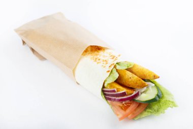 Beyaz bir arka plan üzerinde lezzetli shawarma