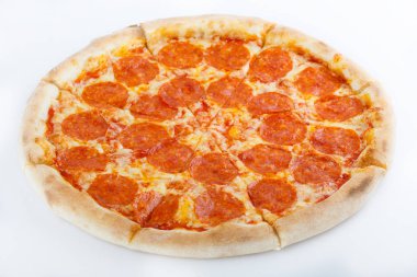 Taze İtalyan klasik orijinal pizza beyaz arka planda izole edilmiş.