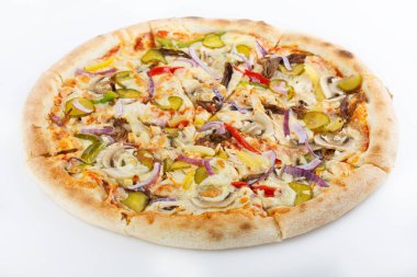 Taze İtalyan klasik orijinal pizza beyaz arka planda izole edilmiş.