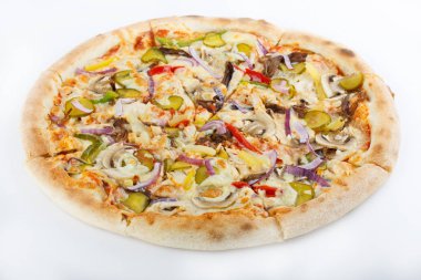 Taze İtalyan klasik orijinal pizza beyaz arka planda izole edilmiş.