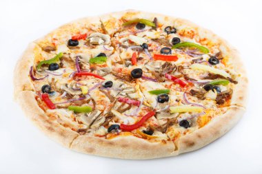 Taze İtalyan klasik orijinal pizza beyaz arka planda izole edilmiş.