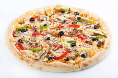 Taze İtalyan klasik orijinal pizza beyaz arka planda izole edilmiş.